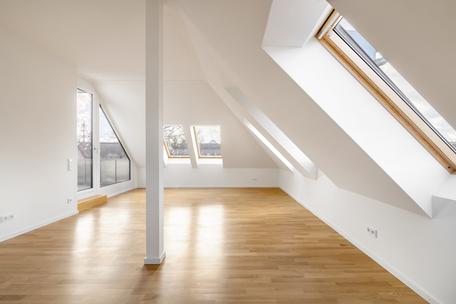 First occupancy: Attractive, light-filled 2-room attic apartment in a green location