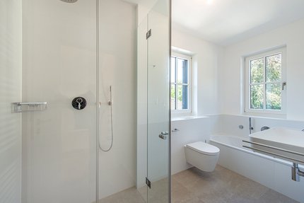 Wannenbad mit Dusche