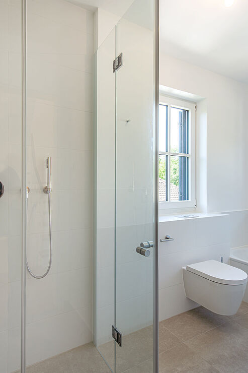 Wannenbad mit Dusche