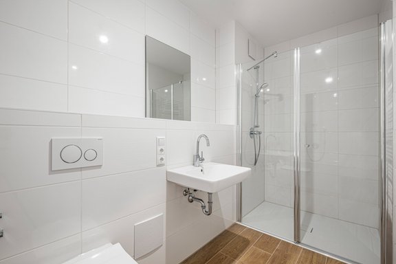 Zeitloses Bad mit Wanne und Dusche