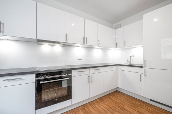 Weiße Schreiner-Einbauküche