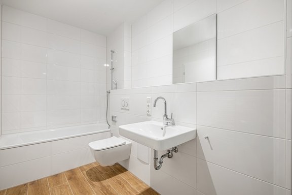 Bad mit Wanne und Dusche