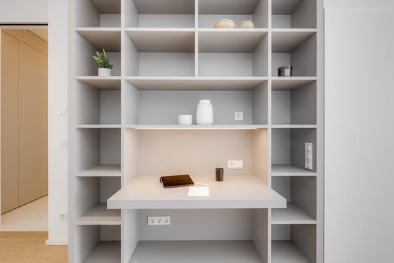 Schreiner-Regal mit integriertem Arbeitsplatz
