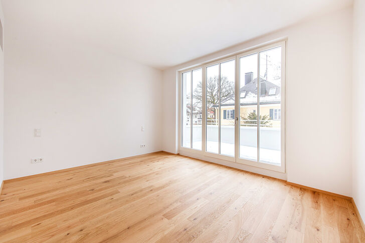 Helles Schlafzimmer mit Terrassenzugang