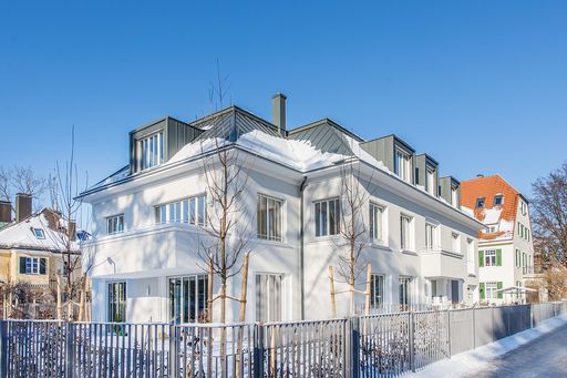 Watch video: First-time occupancy: Unique penthouse with high-end furnishings in prime location - Villenkolonie I