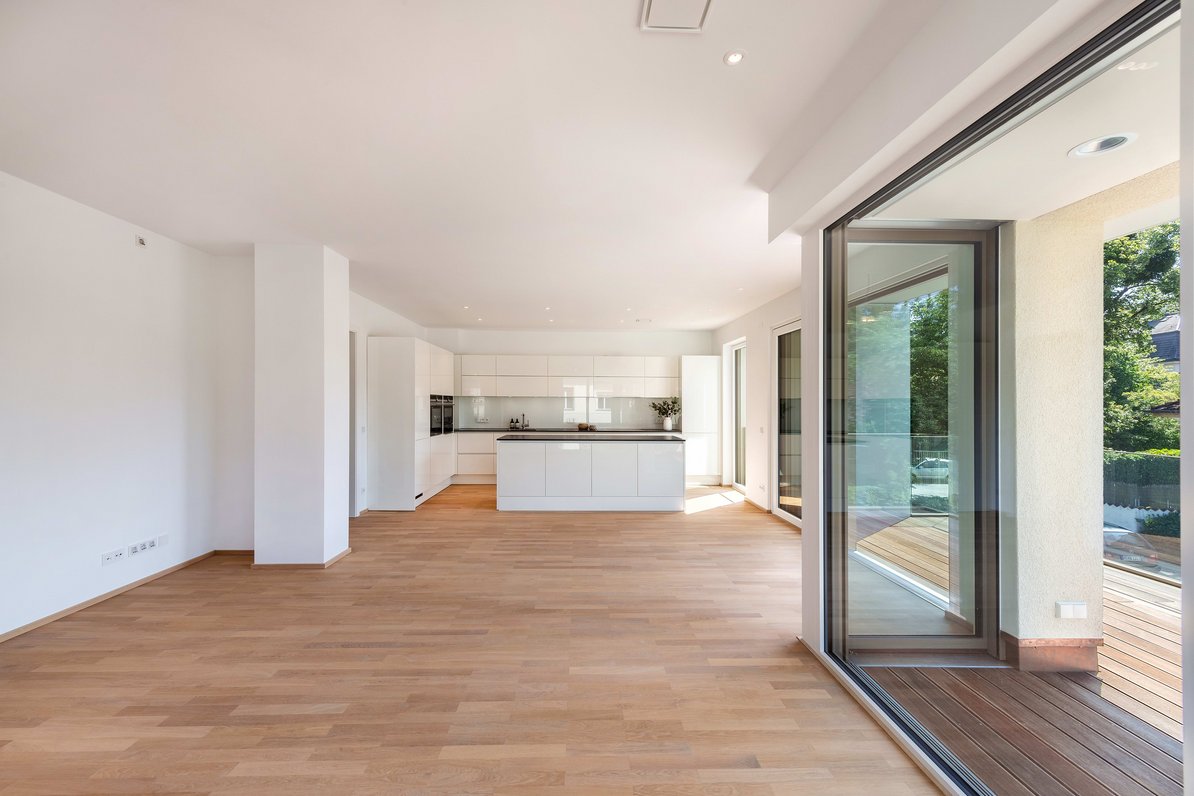 Light-filled living/dining area