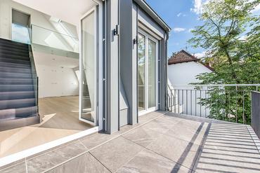 First-time occupancy: Exclusively furnished top floor apartment over 2 levels with south-west terrace