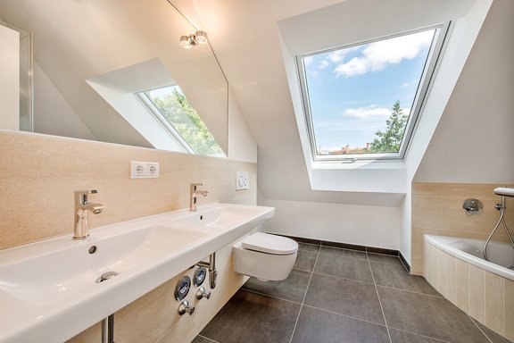 Bad mit Wanne und Dusche