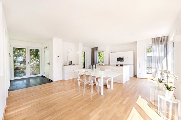 Open-plan dining and cooking area (staging)