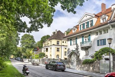 First-time occupancy: Excellently renovated, luxurious Beletage with 4 rooms in listed villa from 1908