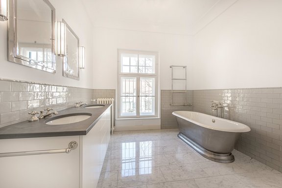 Masterbad en suite mit freistehender Wanne