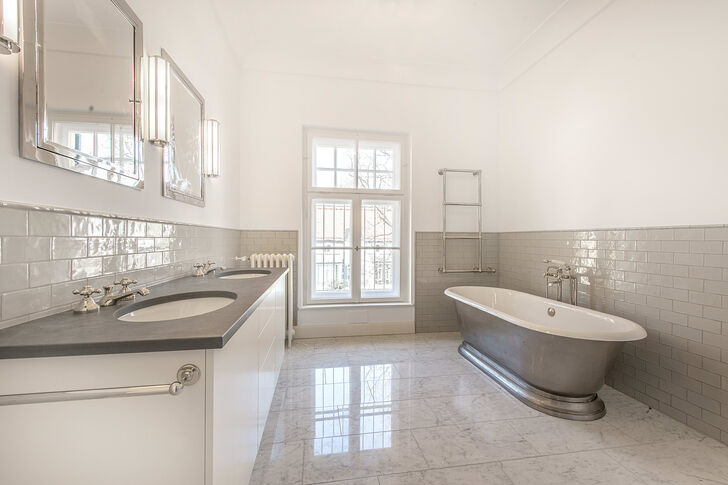 Masterbad en suite mit freistehender Wanne