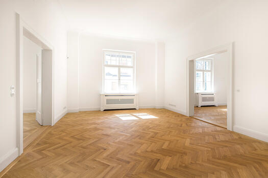 Esszimmer mit Flügeltüren zum Wohnzimmer und Küche