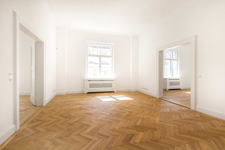 Esszimmer mit Flügeltüren zum Wohnzimmer und Küche