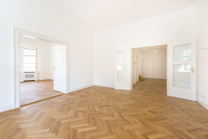 Esszimmer mit Flügeltüren zum Wohnzimmer