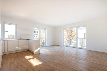 First-time occupancy: Family-friendly 4-room apartment with balcony in high-quality new building