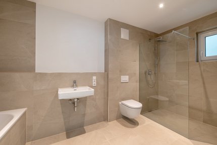 Helles Bad im Untergeschoss