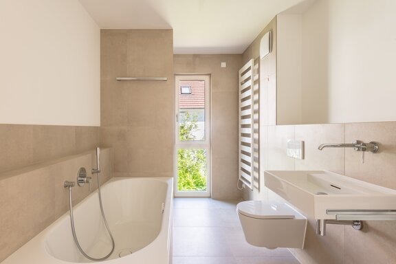 Tageslichtbad mit Wanne und Walk-In-Dusche