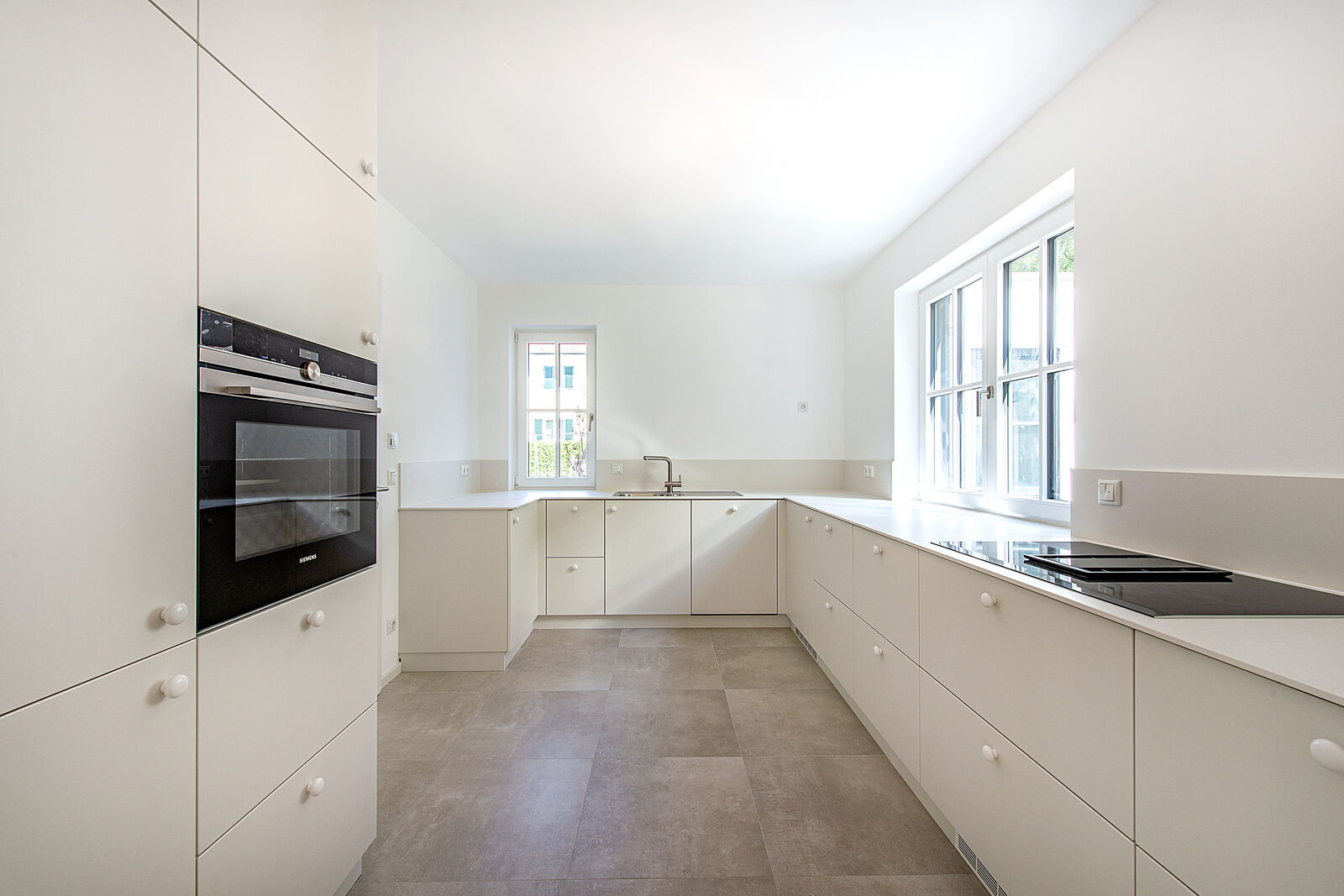 Hochwertige Küche mit Schreinereinbauten