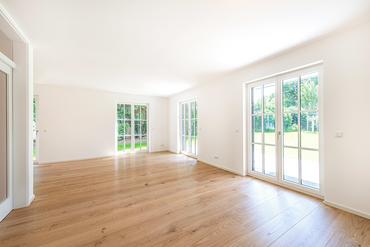 First occupancy: Spacious, elegant villa half with south garden