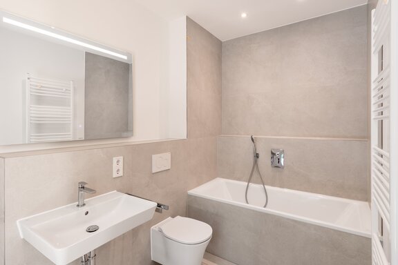 Tageslichtbad mit Badewanne