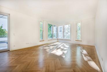 First-time occupancy: Well cut 3-room apartment with high-quality furnishings and south-facing balcony