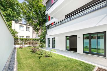 First-time occupancy: Well cut 3-room apartment with high-quality furnishings and south-west facing garden