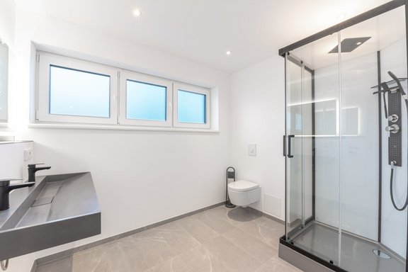 Modernes, helles Duschbad