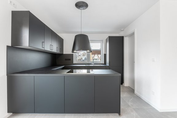 Stylische Küche mit Theke