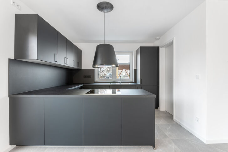 Stylische Küche mit Theke