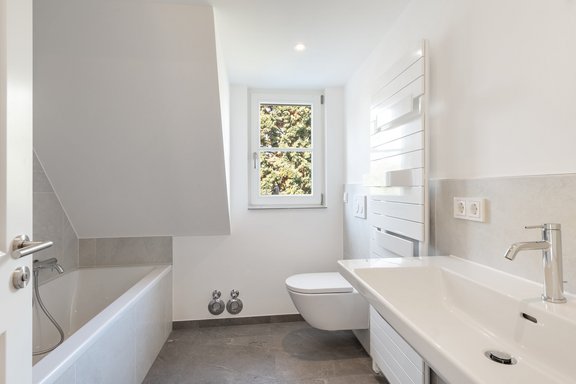Daylight bathroom on the 1st top floor