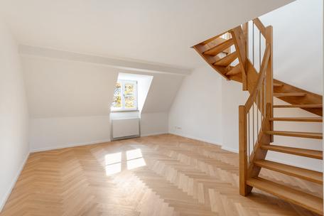Erstbezug: Helle 4,5 Zimmer-Maisonettewohnung mit Dachterrasse in grüner Bestlage