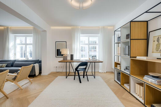 Im Wohnzimmer integriertes Homeoffice