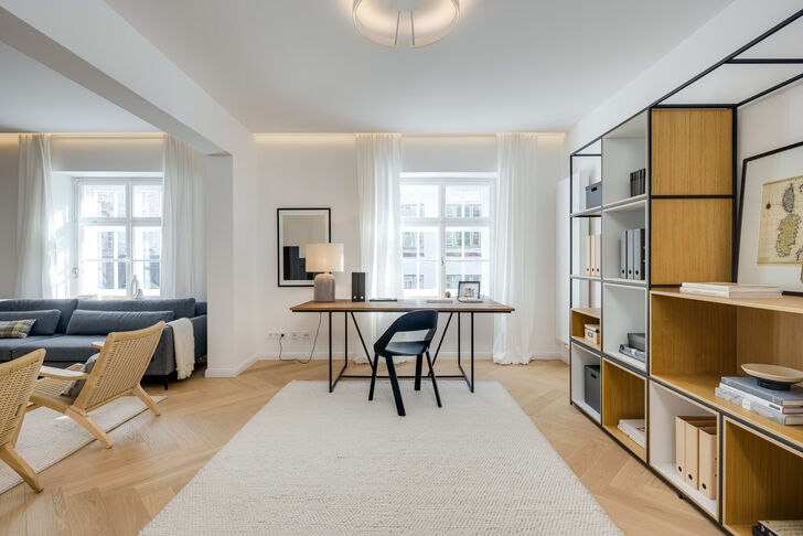 Im Wohnzimmer integriertes Homeoffice