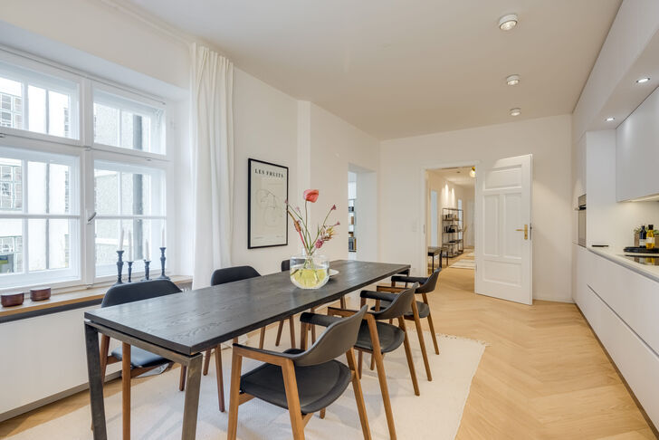 Großzügige Wohnküche mit Platz für eine große Tafel