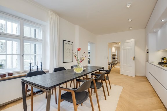 Großzügige Wohnküche mit Platz für eine große Tafel