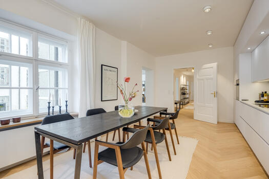 Großzügige Wohnküche mit Platz für eine große Tafel