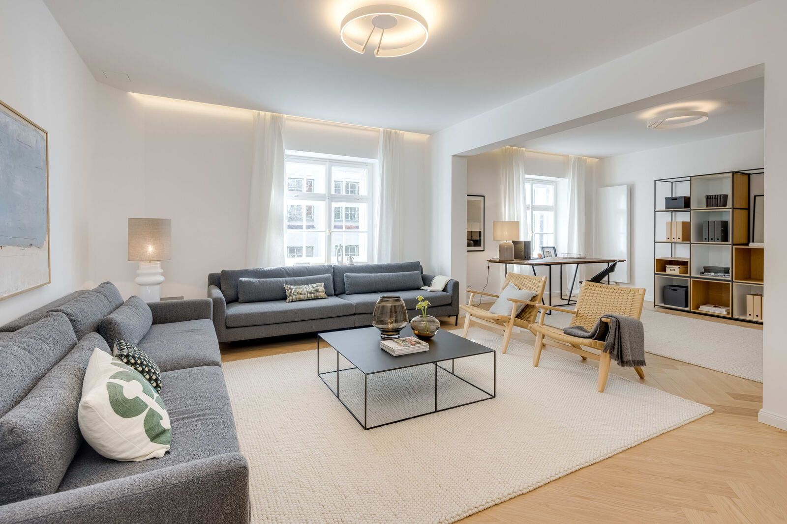 Großzügiges Wohnzimmer mit Platz für die ganze Familie