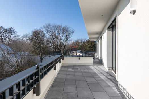 All-round south-facing terrace
