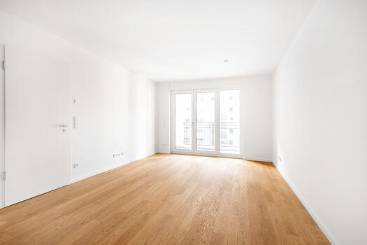 Wohnraum mit Zugang zum Balkon