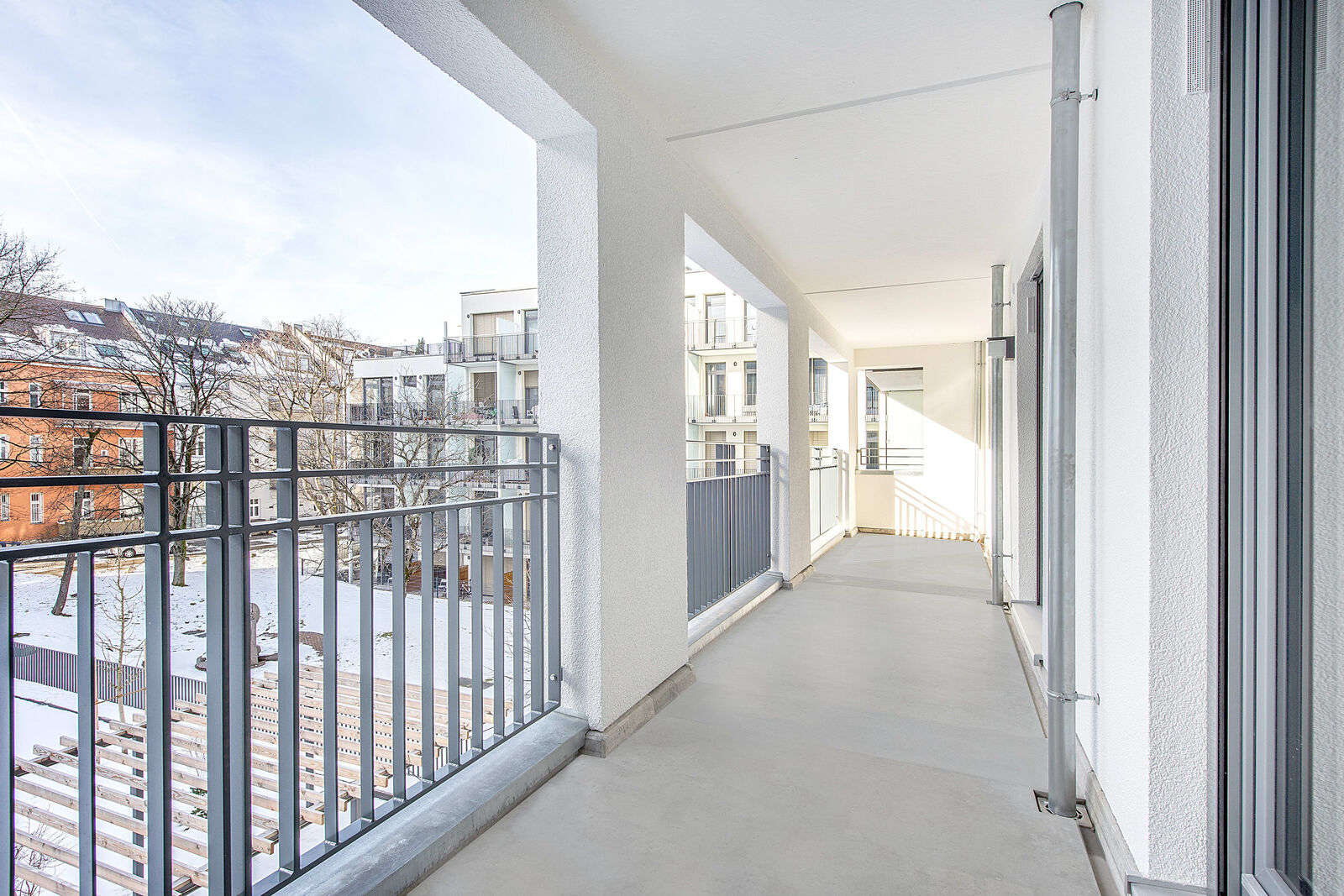 Großer Balkon mit Blick in den Innenhof