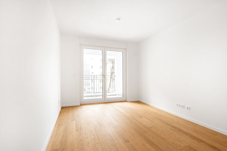 Geräumiges Schlafzimmer mit bodentiefem Fenster