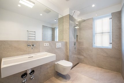 Comfortably equipped bathroom (sample apartment 1)