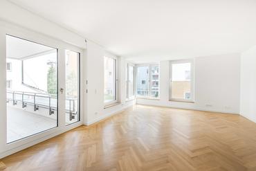First-time occupancy: Light-flooded 4-room apartment with high-quality furnishings and sunny balcony