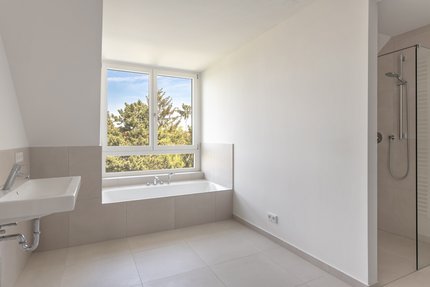 Masterbadezimmer mit Tageslicht
