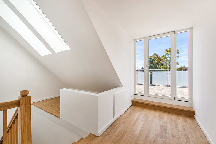 Empore mit Zugang zur Dachterrasse