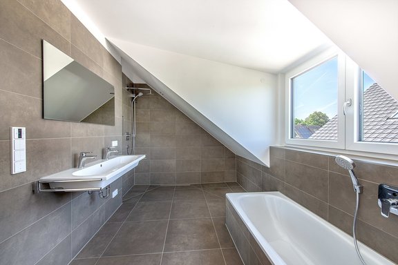 Bathroom master floor