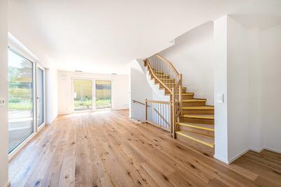 Erstbezug: Lichterfüllte Haushälfte in ruhiger Lage