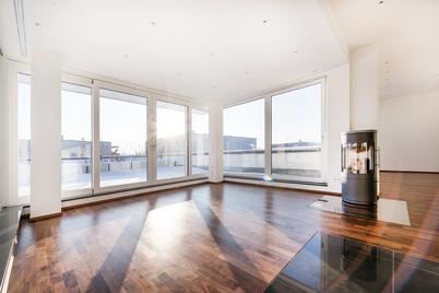 First-time occupancy: light-filled 3-room penthouse with top fittings and sunny roof terrace