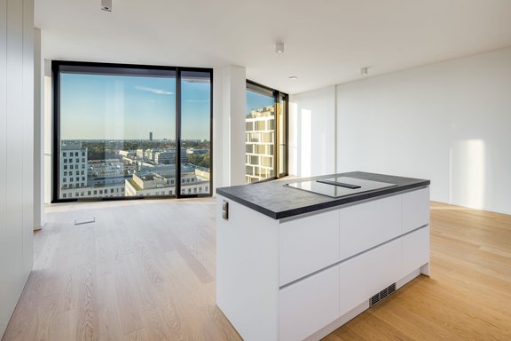 Weiße Schreiner-Einbauküche mit Weitblick